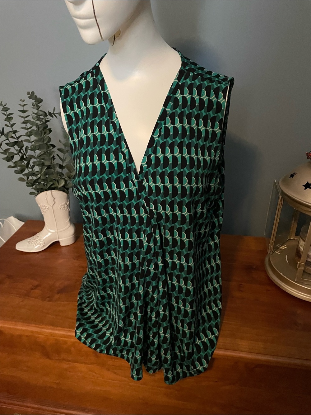 Dana Buchman Green and Black Sleeveless V-Neck Geometric Camisole